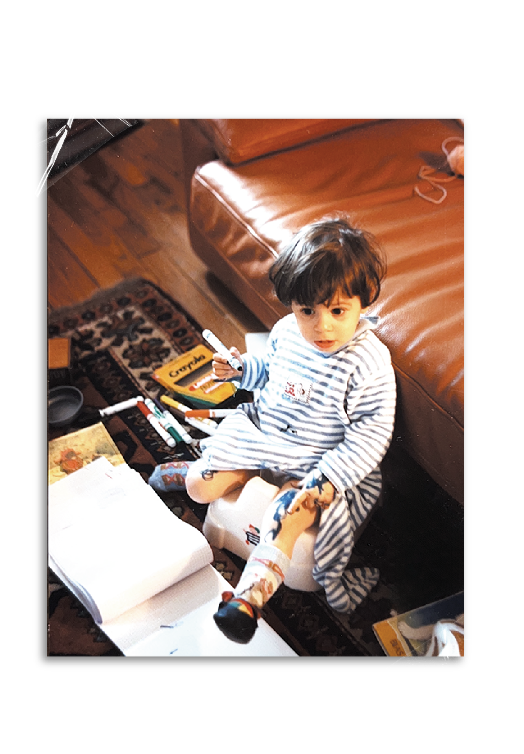 Photo d'enfance de Léa en train de dessiner